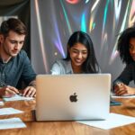 Equipe de marketing fazendo prospecção B2B em um MacBook